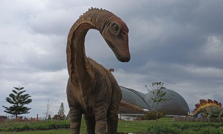 Imagen El MUJA incorpora a su Jardín una nueva réplica de diplodocus