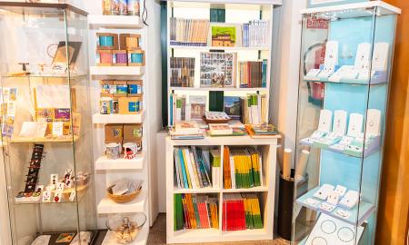 Imagen Puntu de venta de llibros, artesanía, regalu, etc.